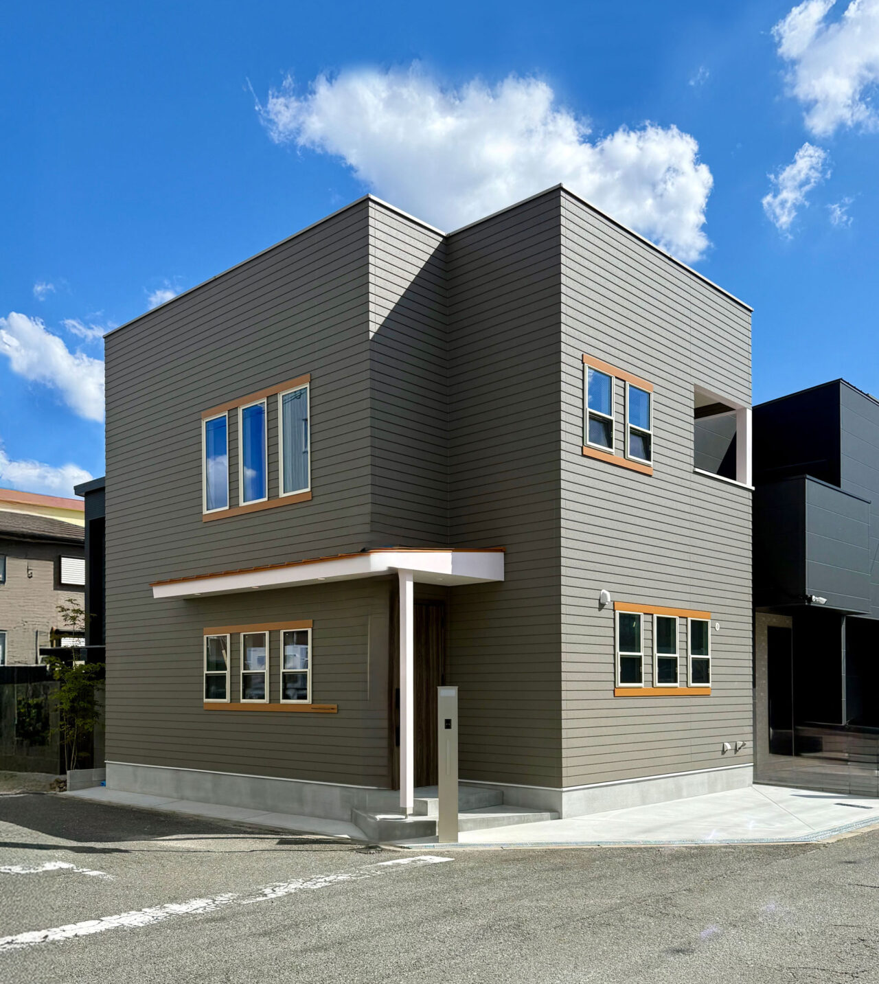 吹き抜けと造作建具が魅せる｜時を刻むヴィンテージ空間