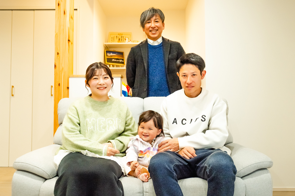 リビングで過ごすK様ご家族の様子