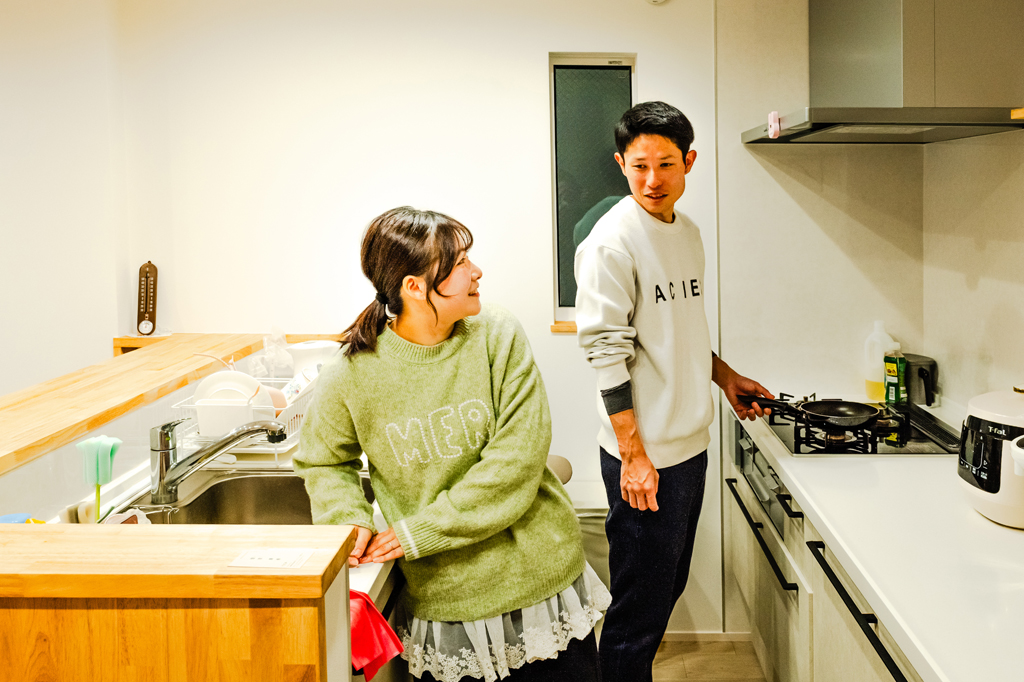 Ⅱ型キッチンに並ぶK様ご夫妻