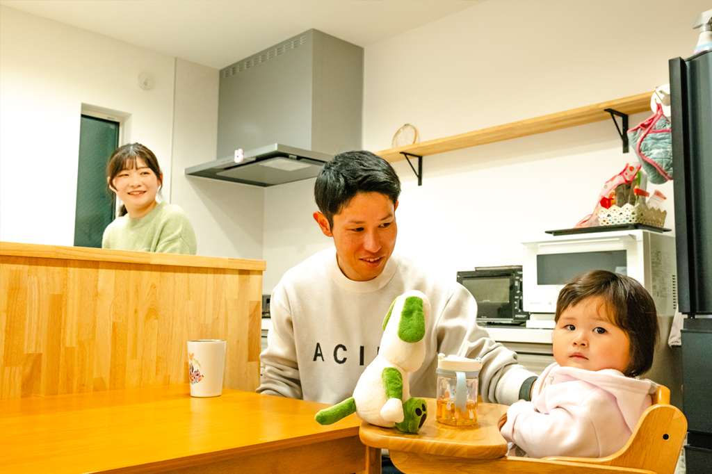 キッチンとダイニングで過ごすK様ご家族