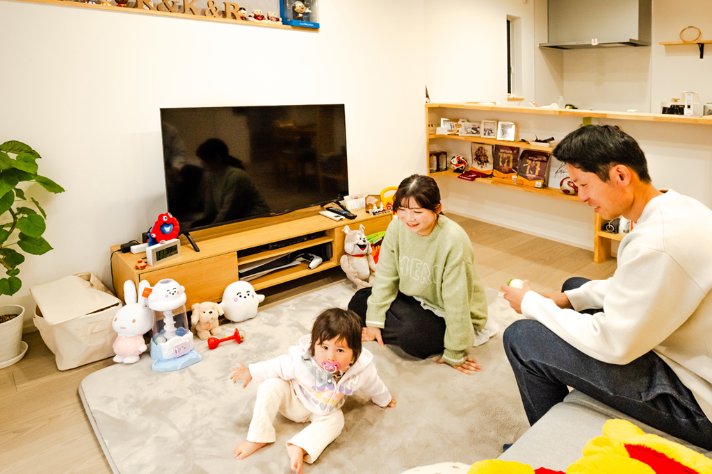 リビングのソファで過ごすK様ご家族