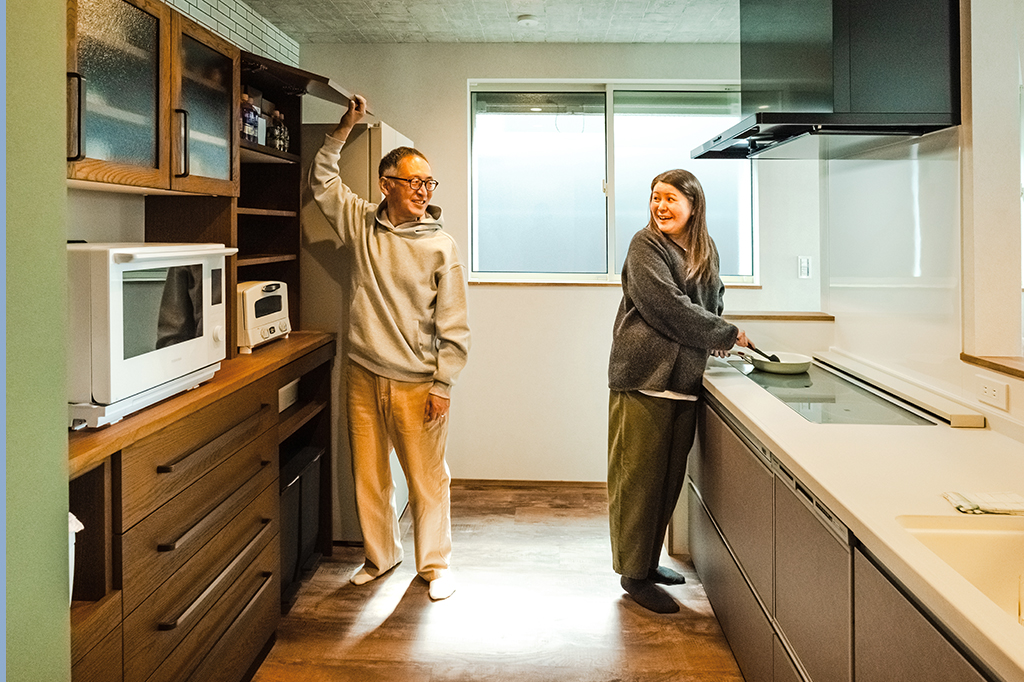 こだわりの造作キッチンに立つO様ご夫妻