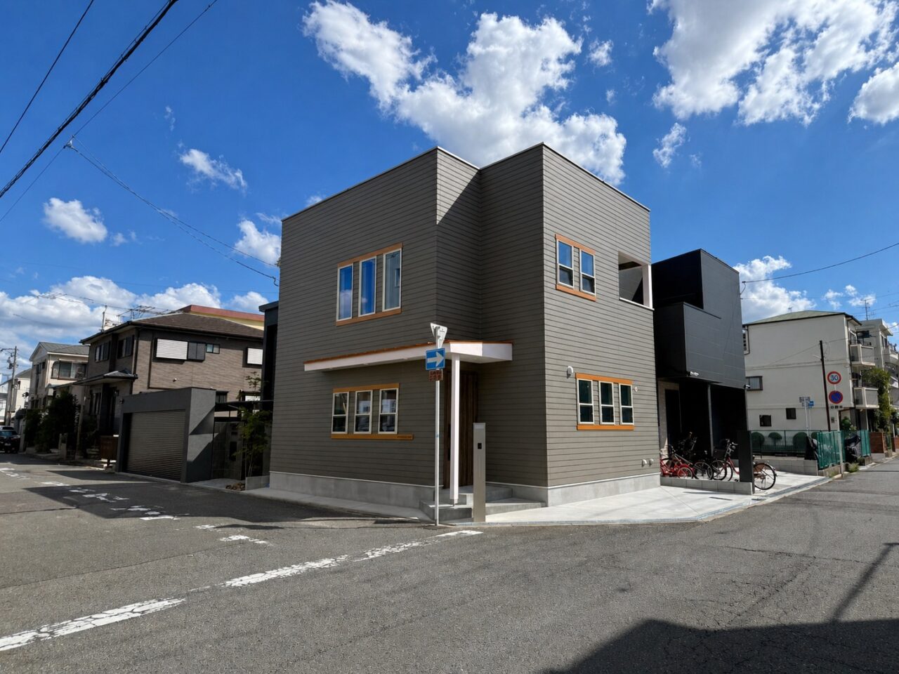 グレーの外壁に木調のアクセントが効いた外観デザイン