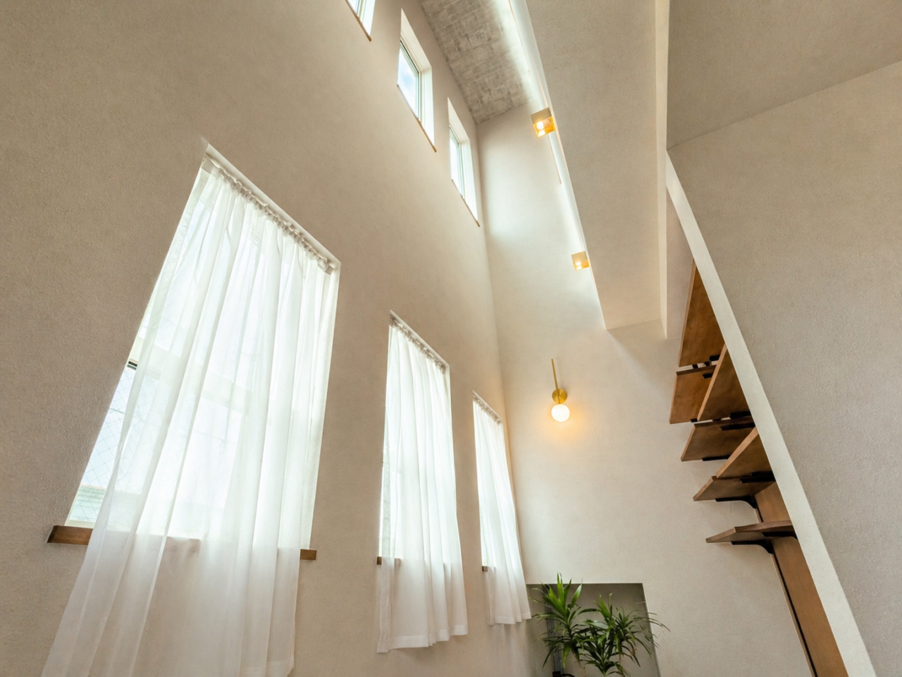 光が降り注ぐ開放的な吹き抜け空間