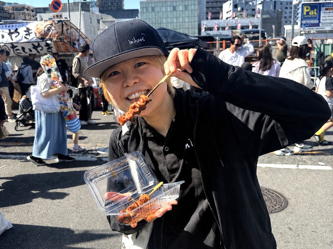 東大阪市民ふれあい祭りの出店で焼き鳥を楽しむイニハンススタッフ
