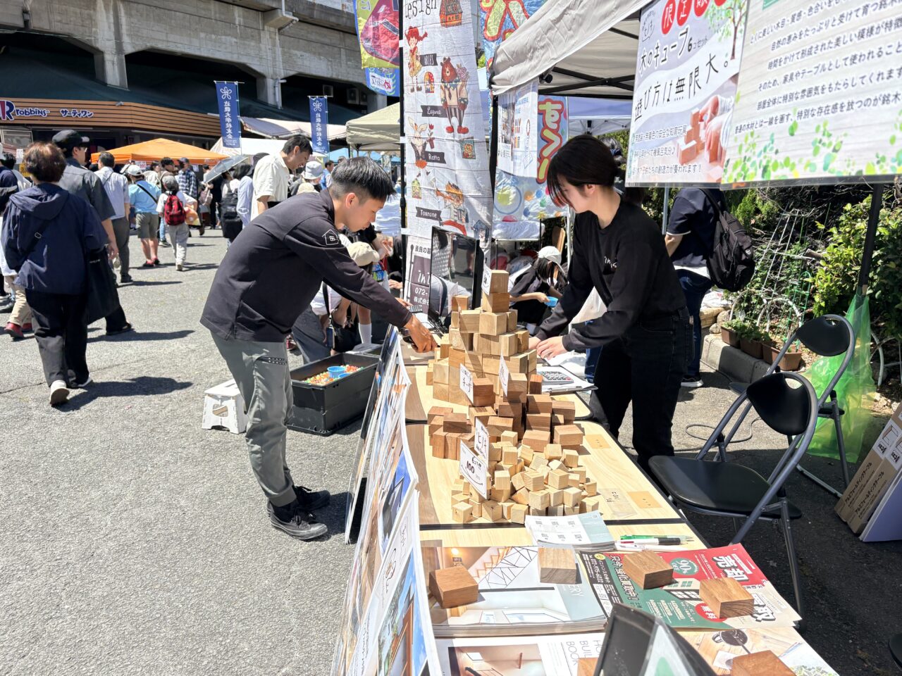 東大阪市民ふれあい祭りの序盤にイニハンスブースの飾り付けを確認している様子