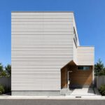大阪市城東区諏訪C号地で建築した注文住宅。白い外壁が印象的な2階建てモデルハウスの外観