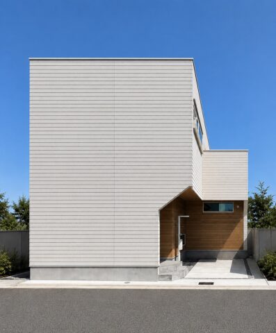 大阪市城東区諏訪C号地で建築した注文住宅。白い外壁が印象的な2階建てモデルハウスの外観