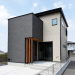 東大阪市瓢箪山町B号地で建築した注文住宅。 グレーの外壁と木目の化粧柱が映える２階建ての外観
