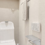 大阪市城東区諏訪C号地で建築した注文住宅。オリジナルのタオルハンガーとトイレットペーパーフォルダがおしゃれな2階トイレ
