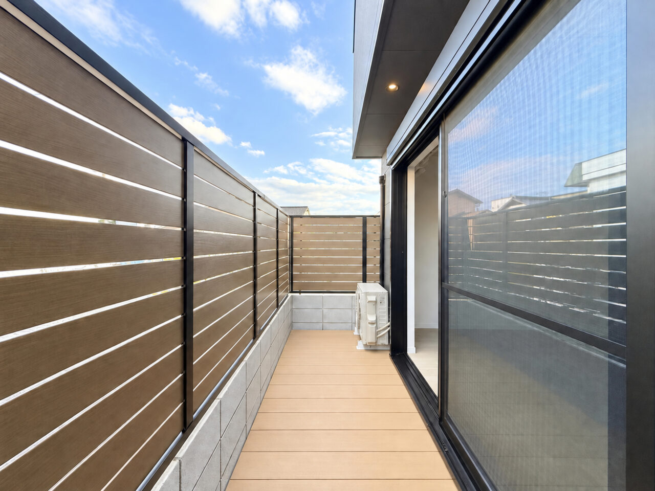 breeze terrace 本町 LDKにつながる目隠しフェンス付きウッドデッキ