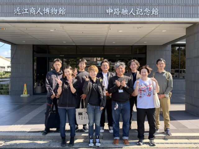 近江商人博物館前で撮影した株式会社イニハンス社員研修の集合写真