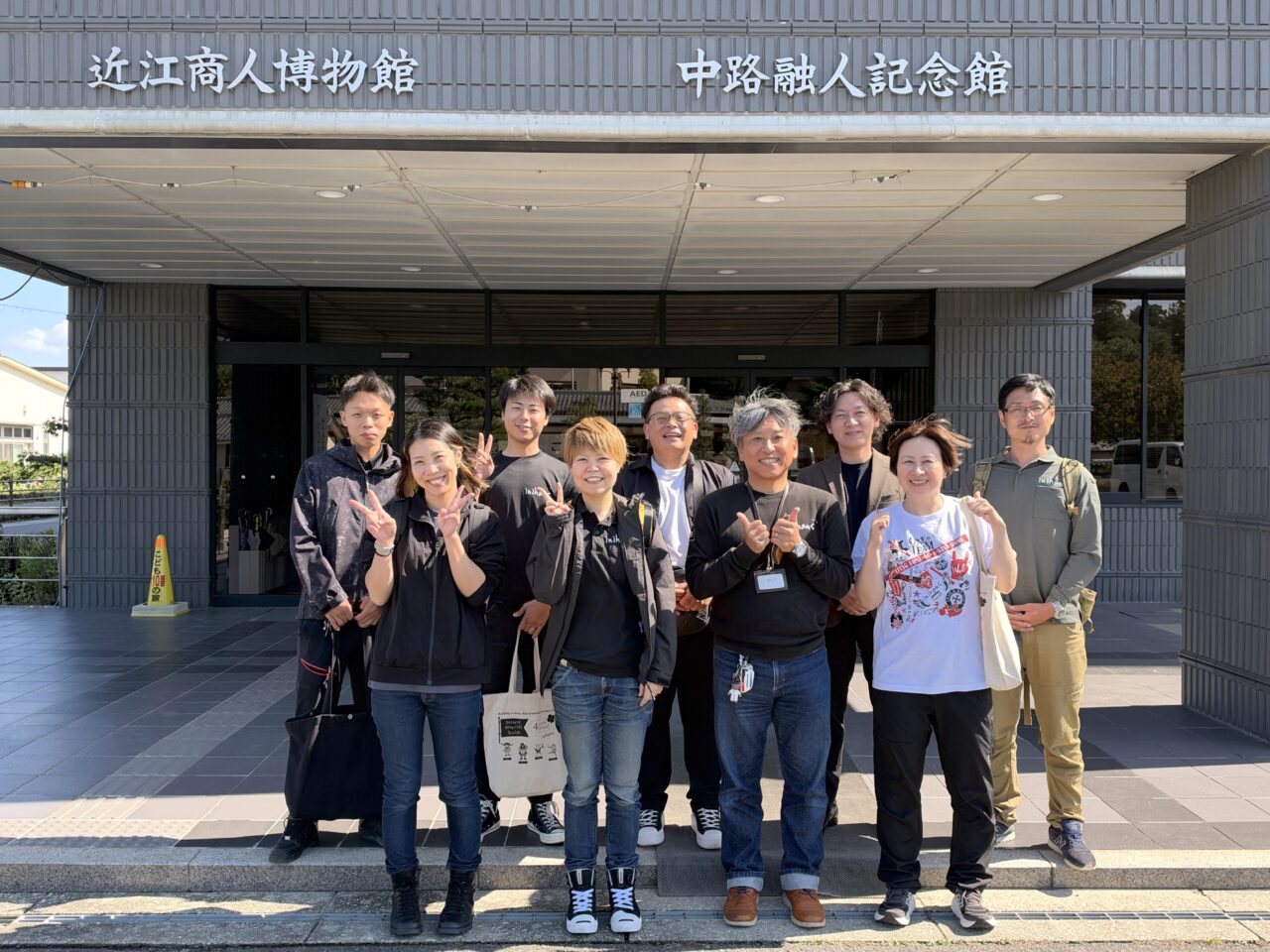 近江商人博物館前で撮影したイニハンス社員研修の集合写真