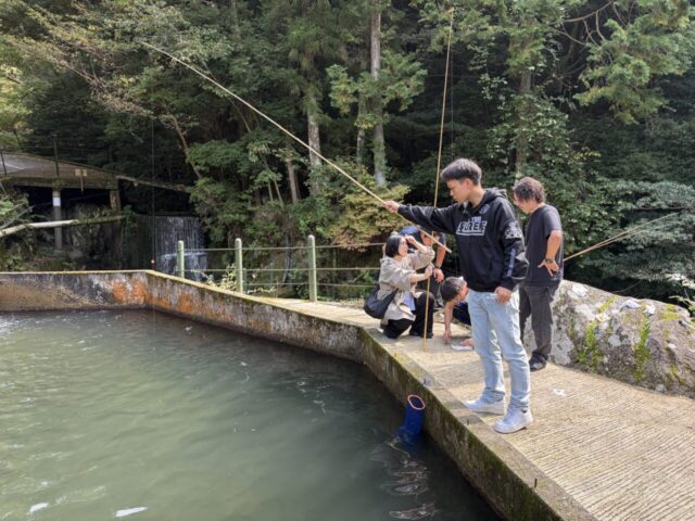 千早川マス釣り場の池で釣りを楽しむイニハンスのスタッフたち