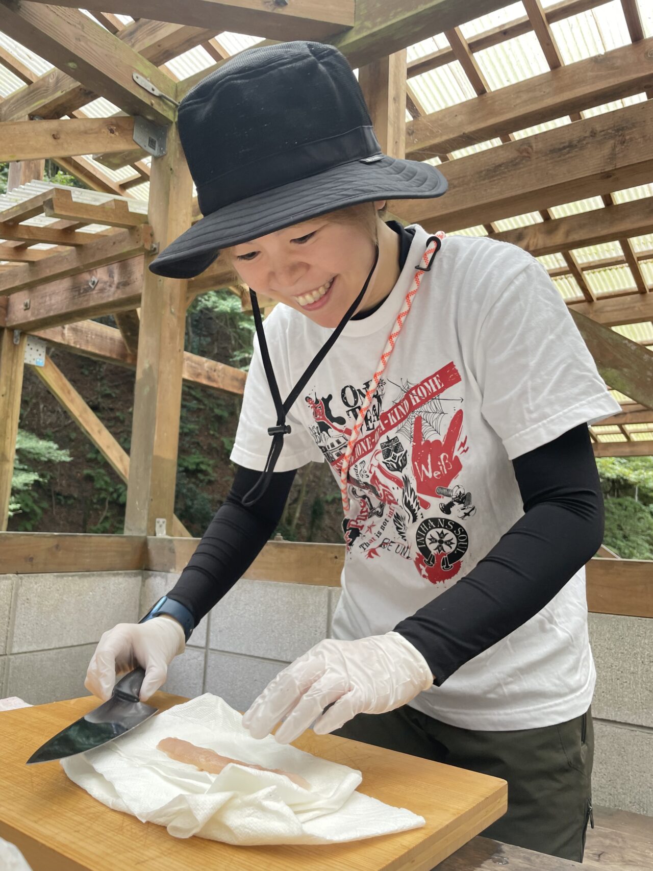 調理台でマスの刺身を準備するイニハンスのスタッフ