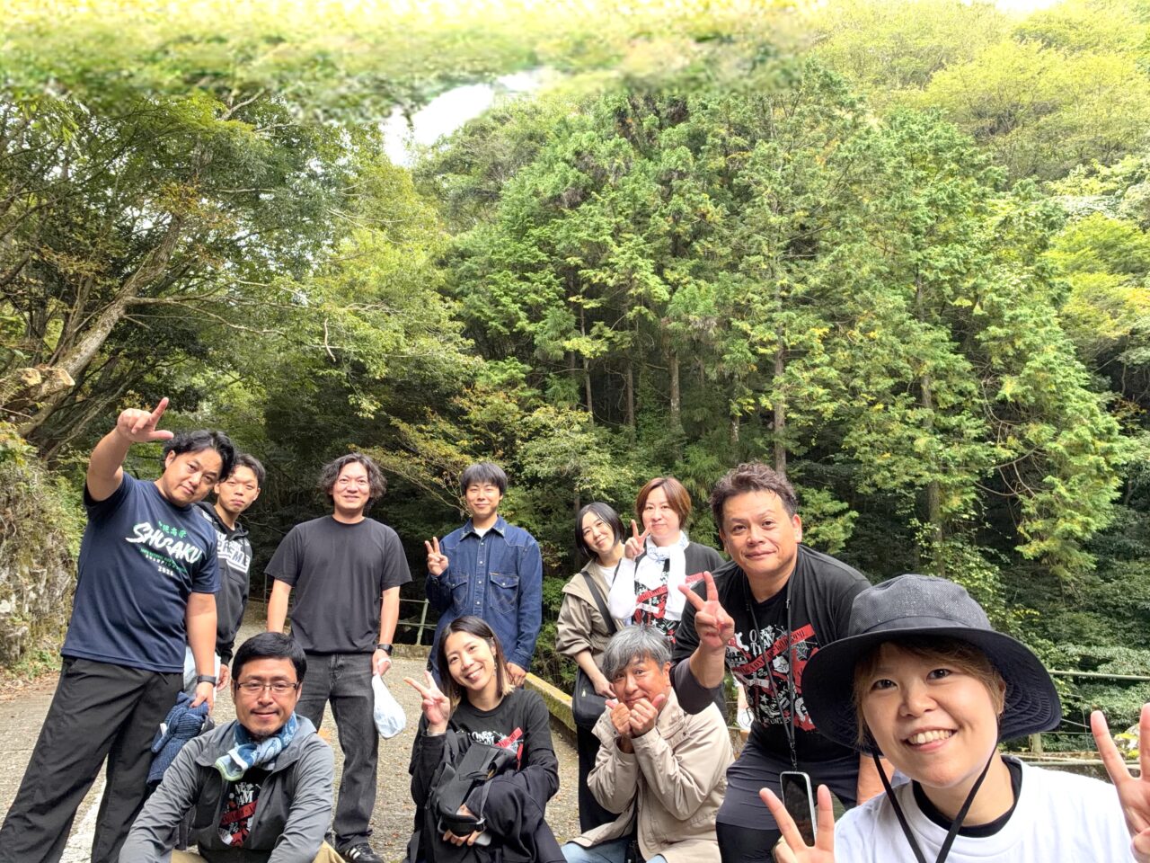 千早川マス釣り場での遠足を終えて撮影したイニハンスのスタッフ集合写真